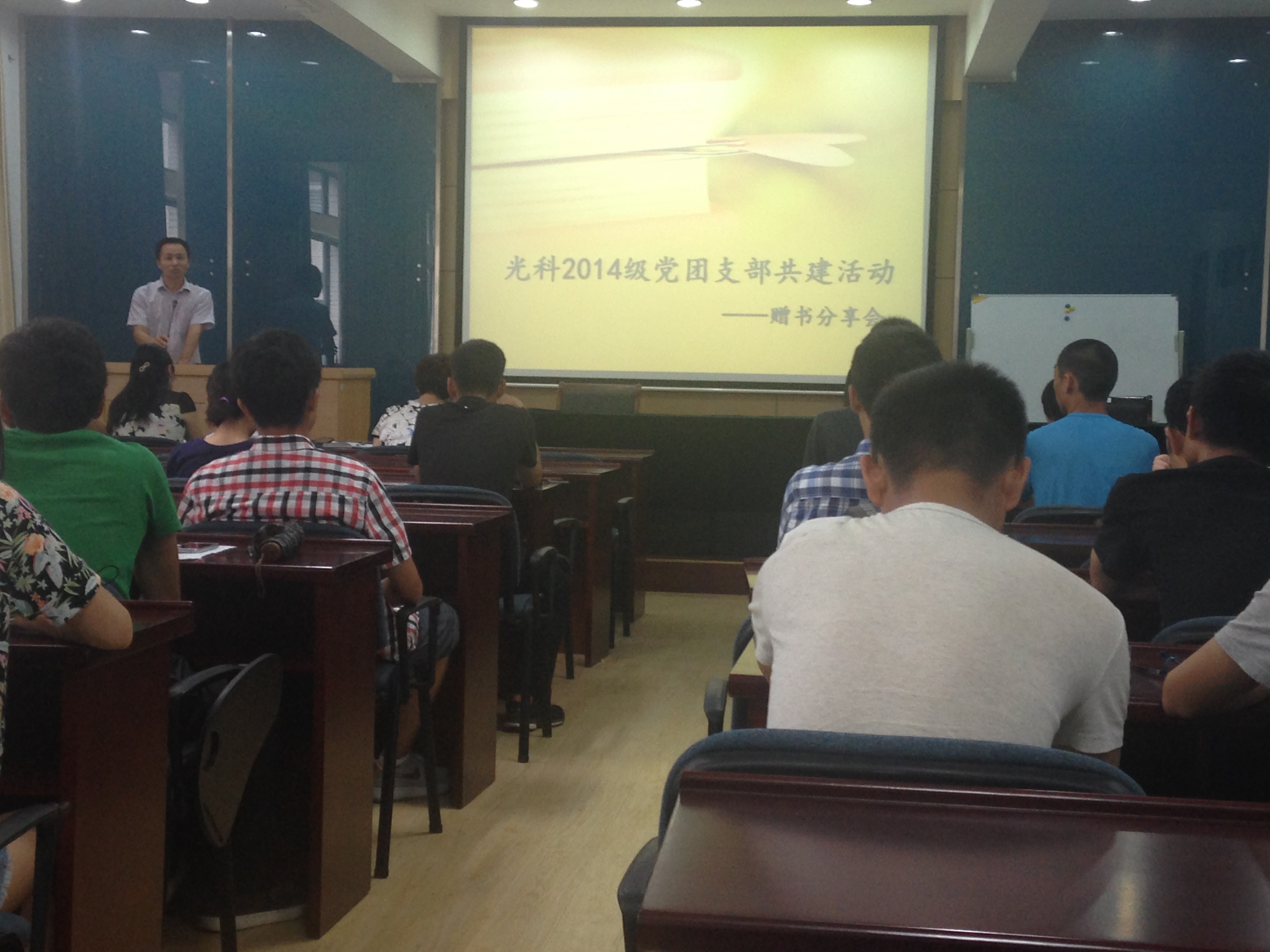 2001级校友向2014级学弟学妹捐赠书籍