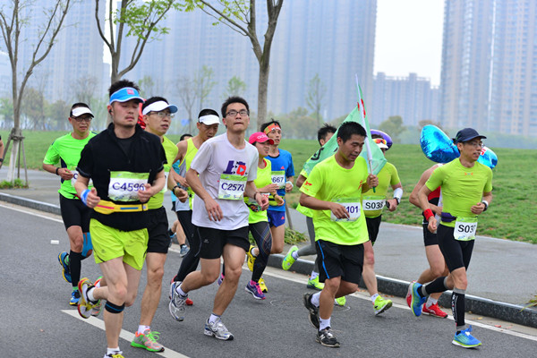 我院师生踊跃参加2014年无锡国际马拉松赛