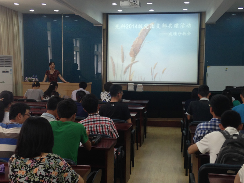 2001级校友向2014级学弟学妹捐赠书籍