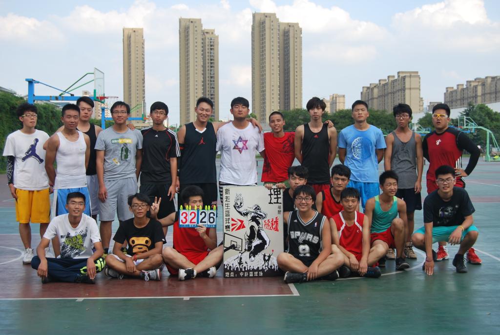 战鼓擂，骄阳笑，铿锵步伐声似鼓，队员挥汗水如注——理学院新老生篮球赛圆满举行