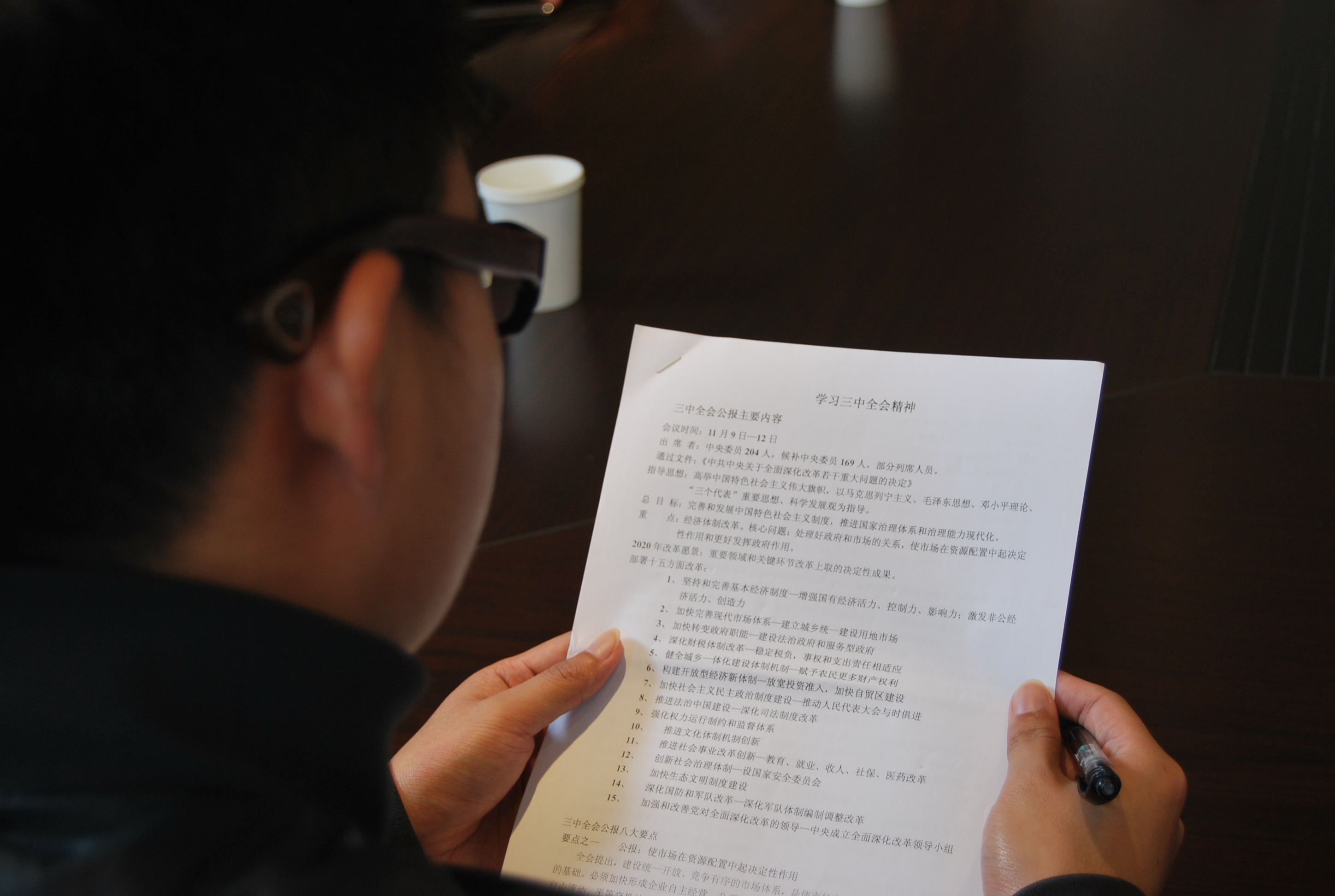 校离退休第五党支部与理学院信计1103班团支部关于“弘扬正能量，做有责任感的大学生”主题交流会
