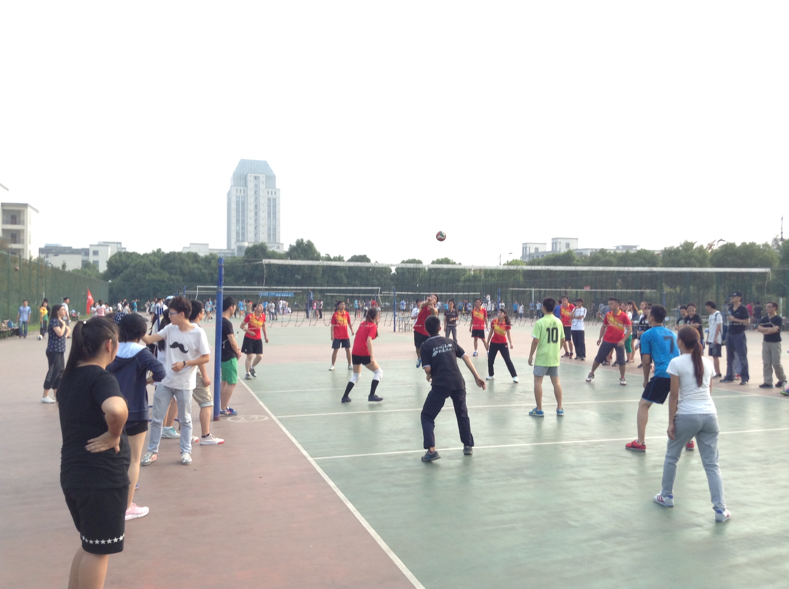 理法学院友谊排球赛激战犹酣