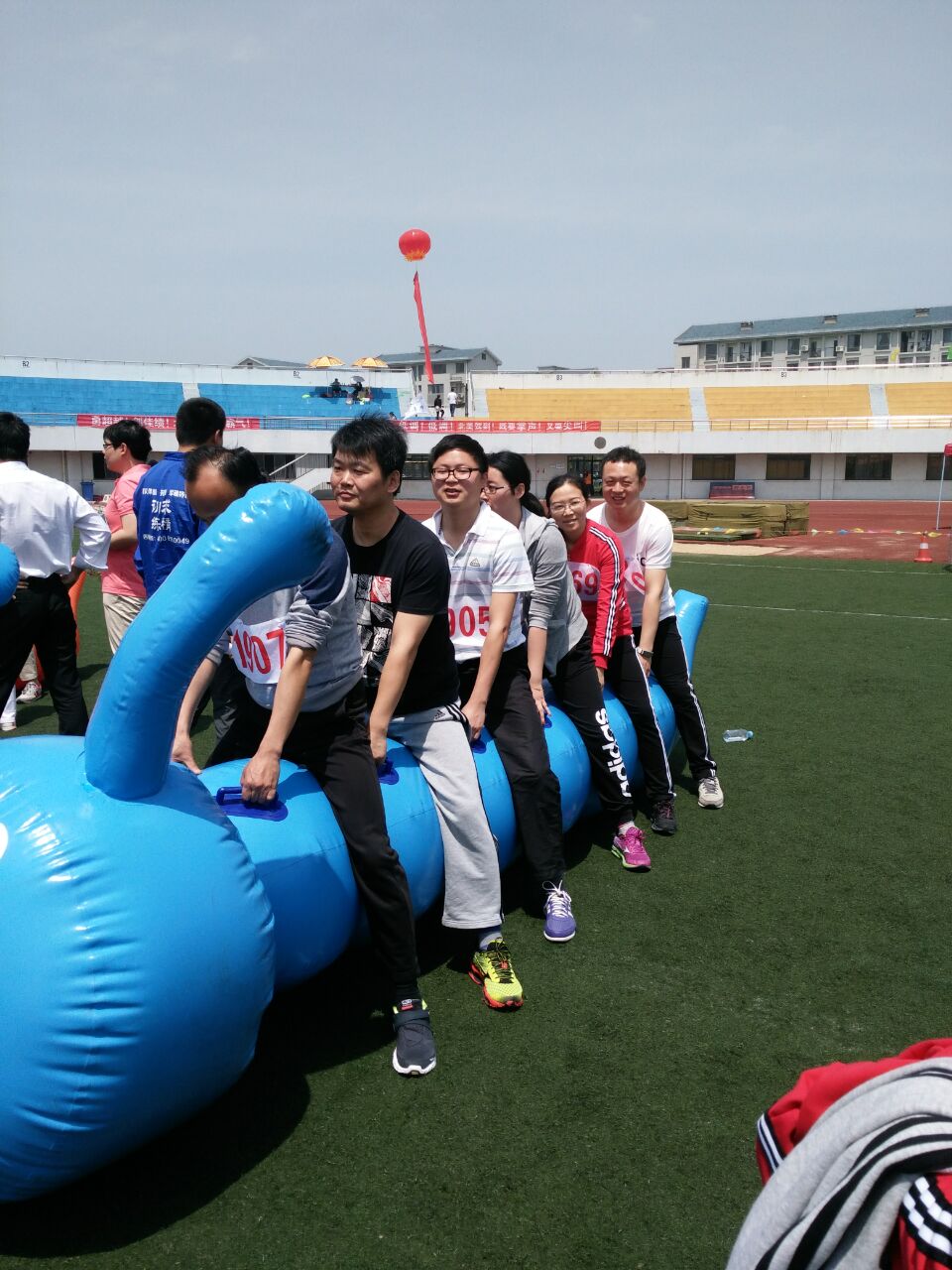 校运动会理学院师生获佳绩
