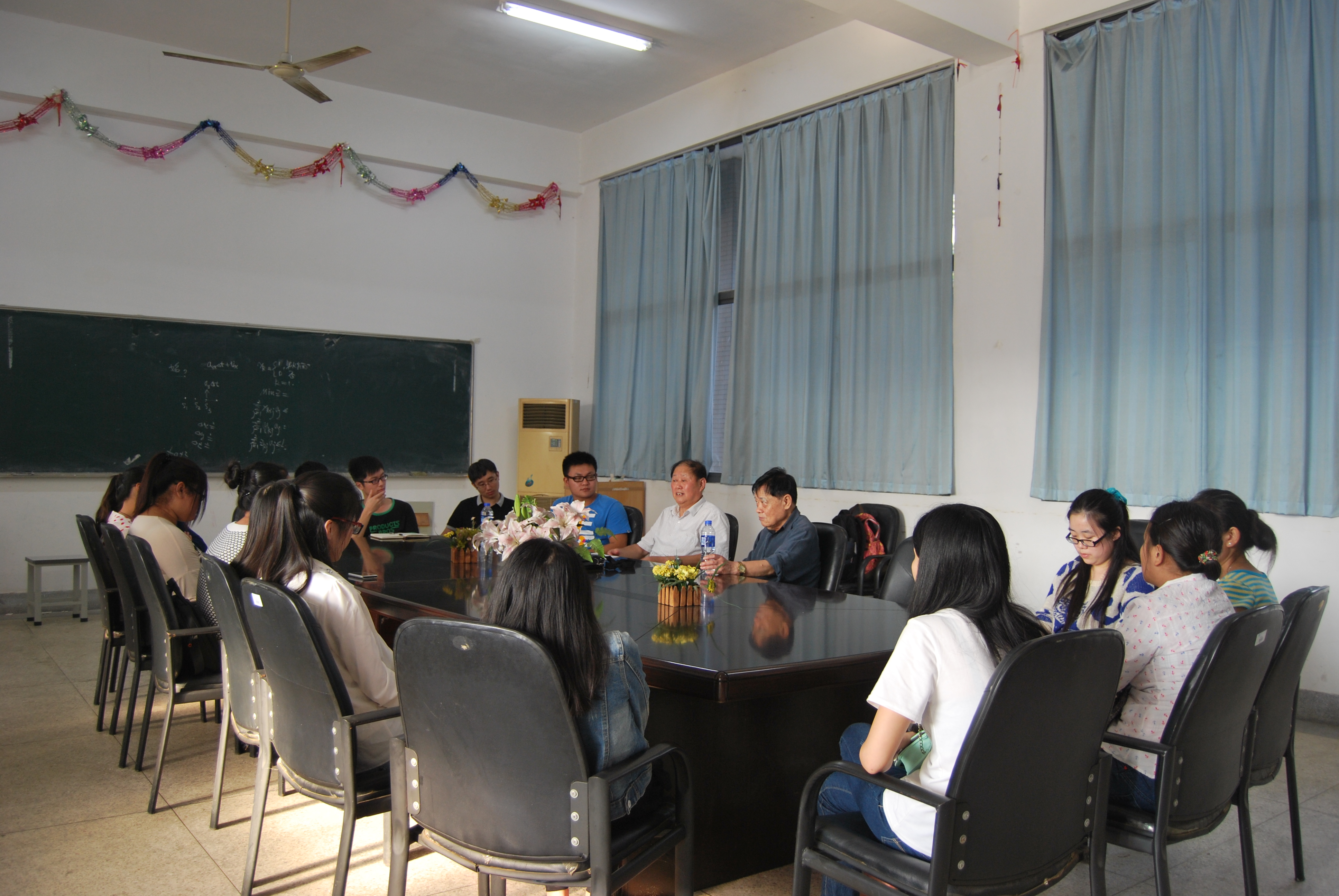 师生交谈互学互助，党团建设共促共进——我院召开2011级学生党团共建座谈会