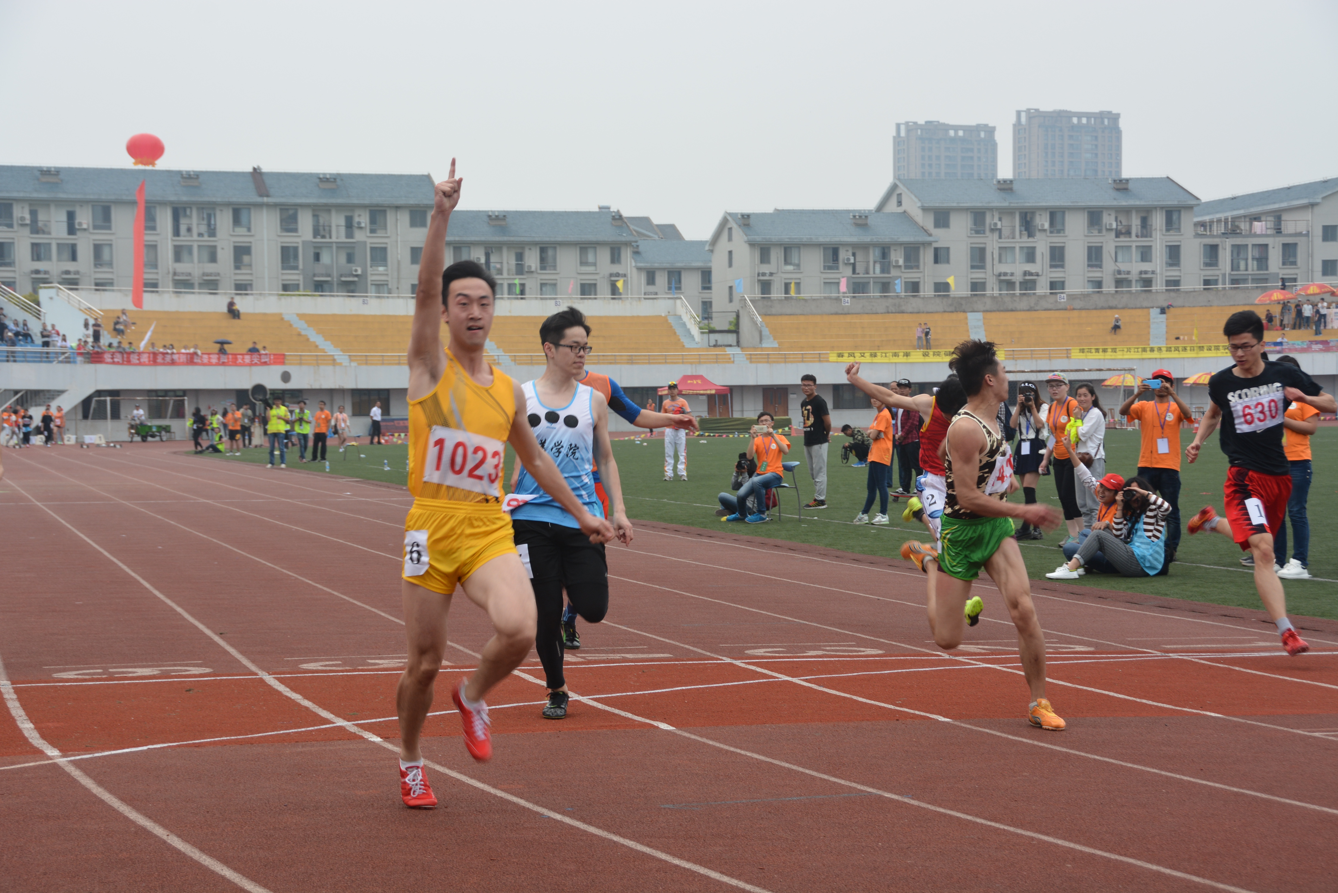 校运动会理学院师生获佳绩