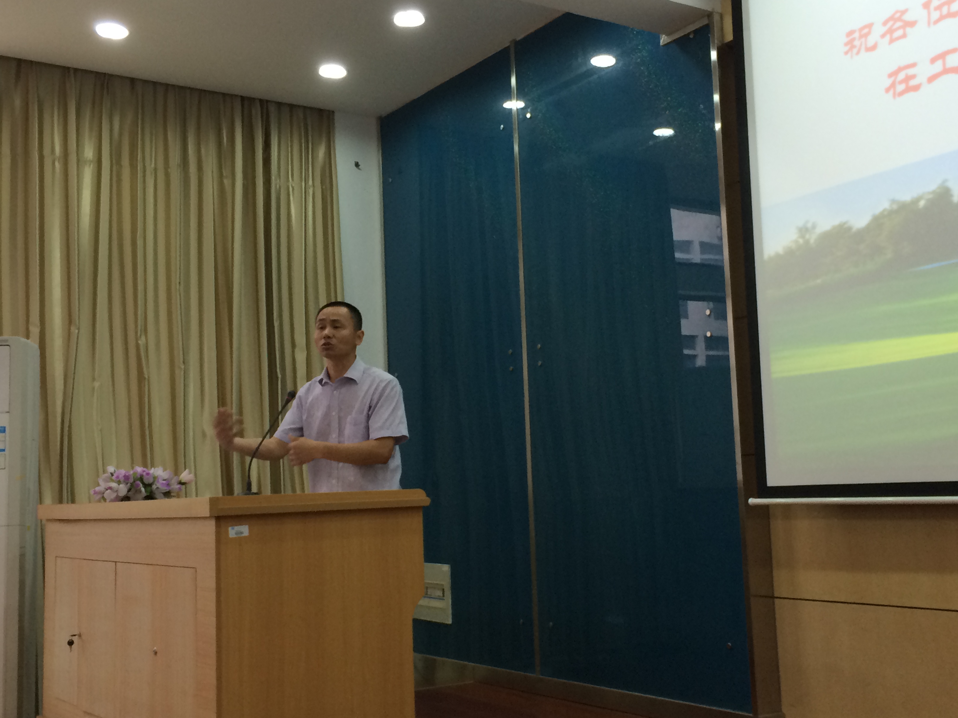 脚踏实地  仰望未来——理学院毕业生党员座谈会