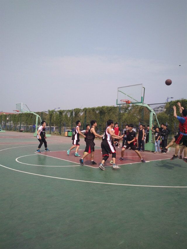 篮球友谊赛第一场拉开序幕