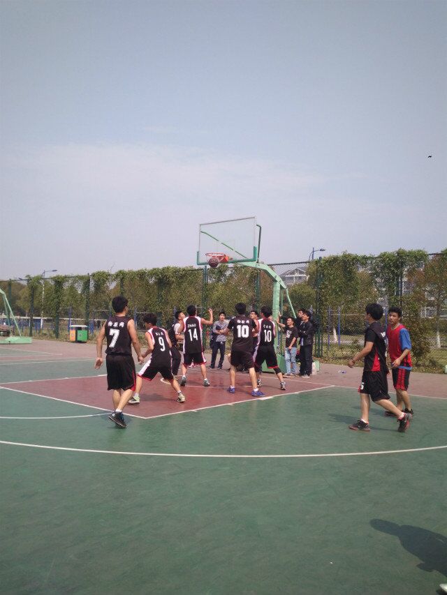 篮球友谊赛第一场拉开序幕