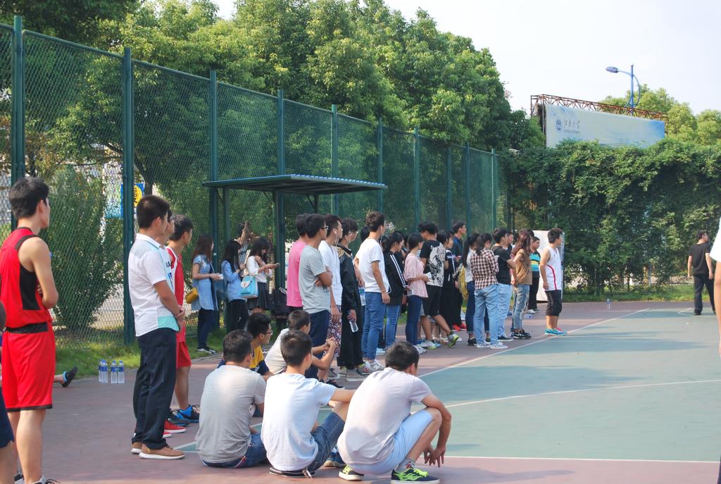 战鼓擂，骄阳笑，铿锵步伐声似鼓，队员挥汗水如注——理学院新老生篮球赛圆满举行